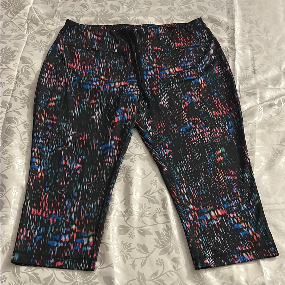 Danskin Now Multicolor Abstract Print Capri Leggings Women’s Size L (12-14).